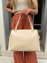 Load image into Gallery viewer, VSI ALIANA Borsa vegan crema mela zip tracolla regolabile removibile Made in italy