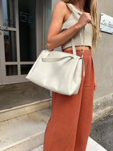 Load image into Gallery viewer, VSI ALIANA Borsa vegan bianca mela zip tracolla regolabile removibile Made in italy