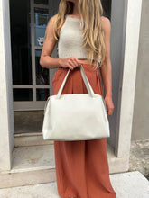 Load image into Gallery viewer, VSI ALIANA Borsa vegan bianca mela zip tracolla regolabile removibile Made in italy
