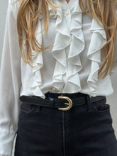 Load image into Gallery viewer, VSI ARIEL Cintura vegan nera mela fibbia bombata oro mezza luna artigianale Made in Italy