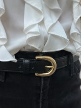 Load image into Gallery viewer, VSI ARIEL Cintura vegan nera mela fibbia bombata oro mezza luna artigianale Made in Italy