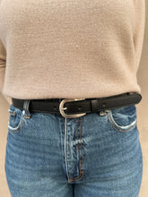 Load image into Gallery viewer, VSI ELIS Cintura vegan nera mela fibbia allungata argento satinato artigianale Made in Italy