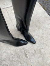 Load image into Gallery viewer, VSI NITA Stivali vegan neri lucidi tacco largo punta zip made in Italy