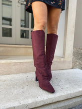 Load image into Gallery viewer, VSI SHED Stivali vegan bordò effetto camoscio tacco largo cerniera made in Italy