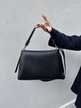 Load image into Gallery viewer, VSI SERIS Borsa vegan nera tracolla removibile regolabile made in Italy