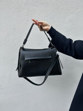 Load image into Gallery viewer, VSI SERIS Borsa vegan nera tracolla removibile regolabile made in Italy