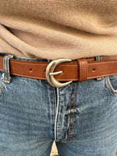 Load image into Gallery viewer, VSI VIV Cintura vegan marrone mais fibbia tonda argento artigianale Made in Italy