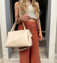 Load image into Gallery viewer, VSI ALIANA Borsa vegan crema mela zip tracolla regolabile removibile Made in italy
