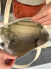 Load image into Gallery viewer, VSI ALIANA Borsa vegan crema mela zip tracolla regolabile removibile Made in italy
