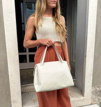 Load image into Gallery viewer, VSI ALIANA Borsa vegan bianca mela zip tracolla regolabile removibile Made in italy
