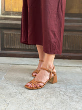 Load image into Gallery viewer, VSI CLIVY Sandali vegan marroni tacco largo cinturino intreccio Made in Italy
