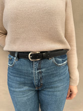 Load image into Gallery viewer, VSI ELIS Cintura vegan nera  mela fibbia allungata argento satinato artigianale Made in Italy
