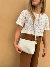 Load image into Gallery viewer, VSI ENVIE Pochette bianca vegan borsa donna mela tracolla regolabile cerniera catena
