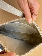 Load image into Gallery viewer, VSI ENVIE Pochette bianca vegan borsa donna mela tracolla regolabile cerniera catena
