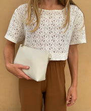 Load image into Gallery viewer, VSI ENVIE Pochette bianca vegan borsa donna mela tracolla regolabile cerniera catena
