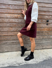 Load image into Gallery viewer, CLASSY
