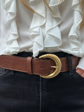 Load image into Gallery viewer, VSI INVI Cintura alta vegan marrone mais fibbia tonda grande oro artigianale Made in Italy
