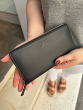 Load image into Gallery viewer, LANDI
