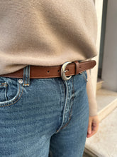 Load image into Gallery viewer, VSI VIV Cintura vegan marrone mais fibbia tonda argento artigianale Made in Italy
