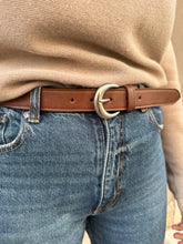 Load image into Gallery viewer, VSI VIV Cintura vegan marrone mais fibbia tonda argento artigianale Made in Italy
