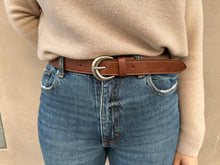 Load image into Gallery viewer, VSI VIV Cintura vegan marrone mais fibbia tonda argento artigianale Made in Italy
