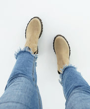 Load image into Gallery viewer, BYRON
