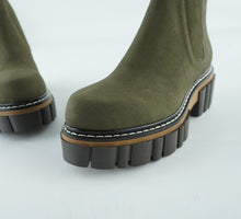 Load image into Gallery viewer, BYRON
